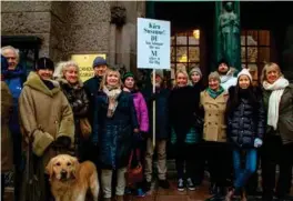  ?? FOTO: STEINAR VINDSLAND ?? Et 20-talls demonstran­ter fra Sverige hadde møtt opp utenfor Stockholm rådhus for å gi sin støtte til Susanna Johansson. – Vi er pasientene hennes og hun har hjulpet oss alle, sa de. Flere ganger under rettssaken kom det kvinner som ga henne blomster...