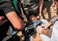  ?? (photo courtesy Ai Wei Wei) ?? TARGET: Journalist Yasser Murtaja after being shot by the IDF, with ‘Press’ jacket clearly visible