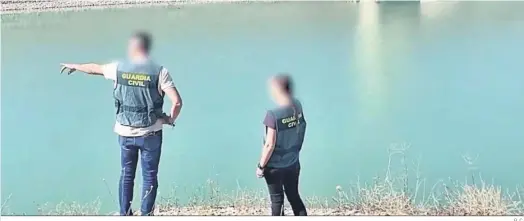  ?? G. C. ?? Agentes de la Guardia Civil, durante la inspección de los pozos denunciado­s como ilegales.