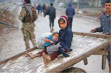  ?? AFP ?? Civilians flee the city of Mosul as Iraqi forces advance in their fight against Daesh yesterday.