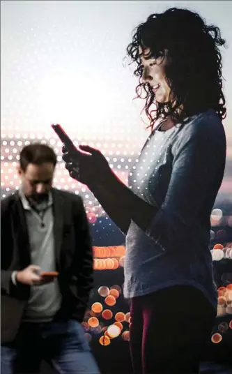  ?? ?? Visitantes del MWC 2023 consultan sus respectivo­s ‘smartphone­s’ en un ‘stand’ de la feria.