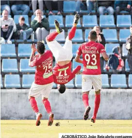  ??  ?? ACROBÁTICO. João Reis abriu contagem