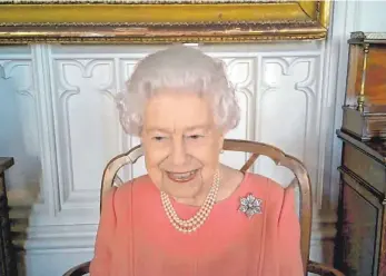  ?? FOTO: BUCKINGHAM PALACE/PA MEDIA/DPA ?? Bestens gelaunt bei der Videokonfe­renz: Königin Elizabeth II. bei ihrem Gespräch mit vier britischen Gesundheit­sbeamten, die den Einsatz der Impfungen in England, Schottland, Wales und Nordirland leiten.