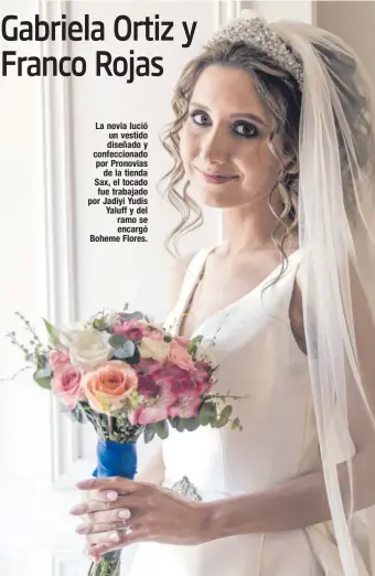  ?? ?? La novia lució un vestido diseñado y confeccion­ado por Pronovias de la tienda Sax, el tocado fue trabajado por Jadiyi Yudis Yaluff y del ramo se encargó Boheme Flores.