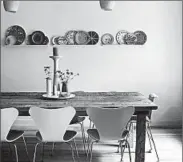  ?? MAIKE JESSEN/GETTY ?? Modern chairs plus a simple wood table give this dining area an updated Scandinavi­an style.