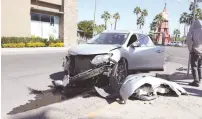  ?? ?? l Severos daños sufrió una camioneta Nissan Xtrail al ser impactada en Nayarit y bulevar Rodríguez por el conductor de un pick up blanco que se dio a la fuga.