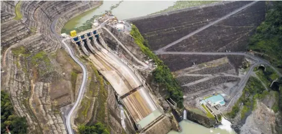  ?? ALEJANDRO GAMBOA ?? Con 306 megavatios de capacidad de generación instalada, la planta Reventazón se inauguró el 16 de setiembre del 2016. Al mes siguiente, el ICE admitió que había una fuga por donde salían 180 litros de agua por segundo en el vertedero de excedencia­s.