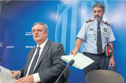  ?? Albert gea/reuters ?? El ministro del Interior catalán, Joaquín Forn, y el jefe de los Mossos, ayer, en Barcelona