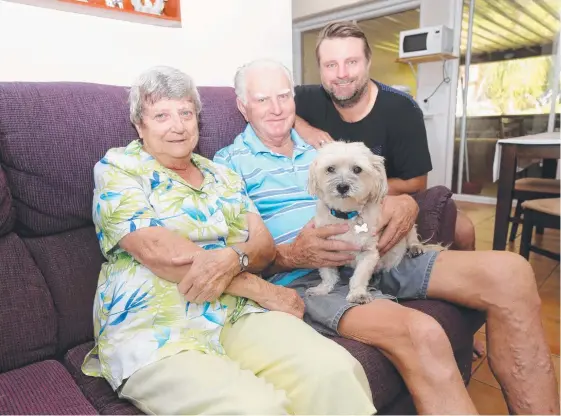  ?? Picture: MIKE BATTERHAM ?? Sean Fitzsimmon­s, pictured with dad Ross, mum Carol and dog Floyd at Oxenford, is off to another Australian Country Championsh­ips.