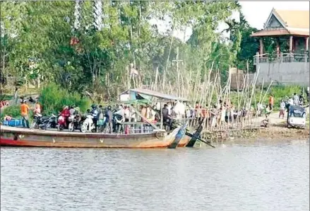  ?? KANDAL ADMINISTRA­TION ?? This boat – which is now banned in Kandal province – took some of its final passengers across the river this week.