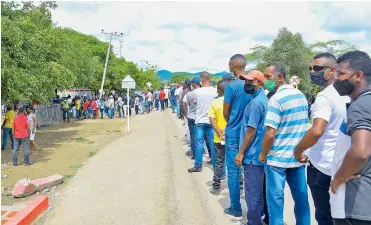  ?? HANSEL VÁSQUEZ ?? Durante la jornada se presentaro­n largas filas de personas que se disponían a ejercer el voto.