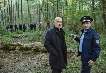  ?? Foto: Julia von Vietinghof­f, ZDF ?? Kommissar Krüger (Christian Redl, links) untersucht im aktuellen Spreewaldk­rimi eine Explosion im Wald. Zwei Menschen kamen dabei ums Leben.