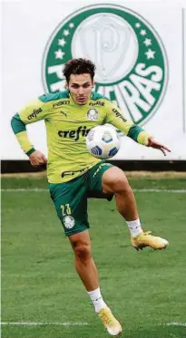  ?? Cesar Greco - 13.ago.21/Palmeiras ?? O meia Raphael Veiga é um responsáve­is pela ótima campanha do time alviverde