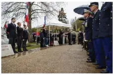  ??  ?? Les drapeaux de Rhin et Danube du comité d’Évreux et de Verneuil d’Avre et d’Iton ont été remis officielle­ment aux élèves du collège Marcel Pagnol et aux cadets de la Défense de la BA 105.