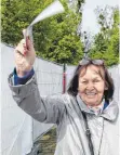  ??  ?? Irmgard Wölfle mit ihren Tickets. Die 74-Jährige stellt sich um 5 Uhr in die Warteschla­ge – mit Erfolg.