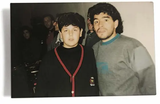  ??  ?? Semifinale Coppa Uefa Napoli-bayern Monaco, 1989: Stefano Ceci, a sinistra, oggi 45 anni, riesce a farsi fotografar­e negli spogliatoi con il suo idolo Diego Maradona (58 il 30 ottobre)grazie a Tebaldo Bigliardi, riserva del Napoli, che abita vicino alla pizzeria dei genitori