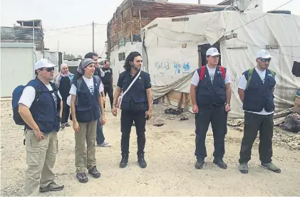  ??  ?? En Bekaa. Los Cascos Blancos se ocupan de tareas sanitarias en el campo de refugiados sirios.