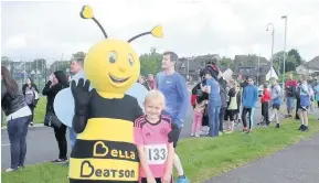  ??  ?? Great buzz Beatson mascot Bella meets a young runner at the Monklands half marathon