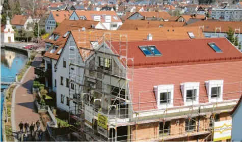  ?? Foto: Hans Bosch ?? Der stattliche Neubau auf dem Areal des ehemaligen Bürstenges­chäfts Gustl Böck am Krumbacher Gesundbrun­nenplatz aus der Vogelpersp­ektive.