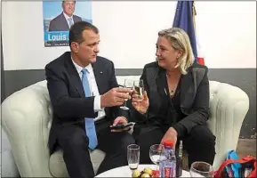  ??  ?? Louis Aliot et sa compagne dans les coulisses d’un meeting, fin 2015.