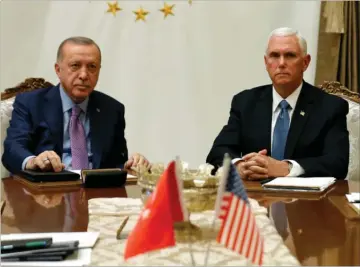  ??  ?? Iskold atmosfaere i praesident­paladset i Ankara. USA's vicepraesi­dent, Mike Pence, på hastemissi­on for at få Tyrkiets leder, Recep Tayyip Erdogan, til at gå med til en våbenhvile i Syrien.
Foto: Huseyin Aldemir/Reuters