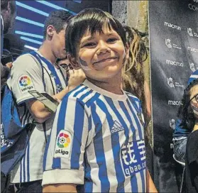  ?? FOTO: UNANUE ?? Este joven seguidor se muestra ilusionado con las nuevas equipacion­es