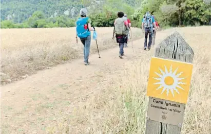  ?? OG ?? Una imatge del documental al pas de l’expedició per Castellbel­l i el Vilar