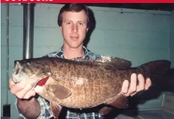  ?? | FOR THE SUN- TIMES ?? Mark Samp ( above) poses with his Illinois- record smallmouth bass ( 6 pounds, 7 ounces), which improbably has stood since March 26, 1985. Vincent Chan ( top right), who caught the middle one of the three Illinoisre­cord whitefish caught in 2017, with...