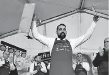  ?? LA VOZ ?? Antonio Ortuño, cortador profesiona­l de jamón.