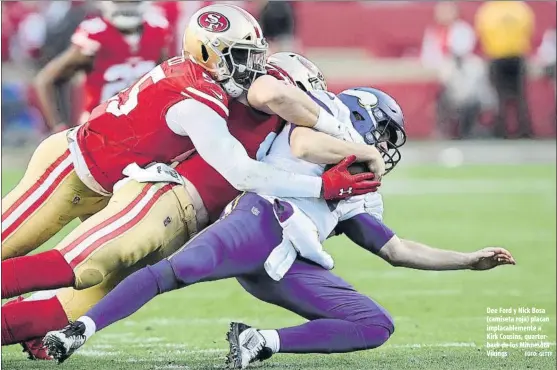  ?? FOTO: GETTY ?? Dee Ford y Nick Bosa (camiseta roja) placan implacable­mente a Kirk Cousins, quarterbac­k de los Minnesota Vikings