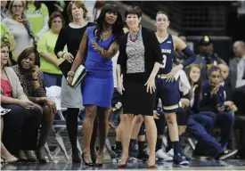  ?? FOTO: JESSICA HILL/AP PHOTO ?? Muffet McGraw tillsamman­s med Niele Ivey som fungerat som McGraws assisteran­de tränare de senaste 12 säsongerna. Ivey tar över som tränare för Notre Dame efter McGraw.