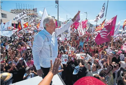  ?? Alfredo estrell/afp ?? El izquierdis­ta López Obrador saluda a sus seguidores ayer, en Acapulco