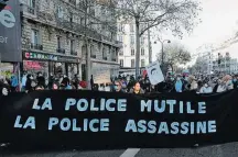  ?? GEOFFROY VAN DER HASSELT/AFP ?? Violência. ‘A polícia mutila e mata’, dizia faixa em Paris