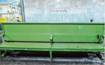  ?? Foto: Paul Zinken, dpa ?? Ein Obdachlose­r schläft in der Heiligen Nacht an der U Bahn Haltestell­e Schönleins­traße auf einer Bank, dann setzt eine Gruppe Jugendlich­er seine Kleidung in Brand. Dank einiger Passanten passiert dem Mann nichts.