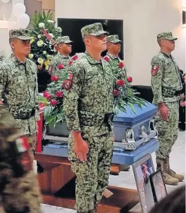  ?? ?? Michael Arellano fue recibido con honras fúnebres y guardia militar. Una Bandera mexicana envolvió su ataúd y sus restos fueron enterrados en el panteón municipal.
