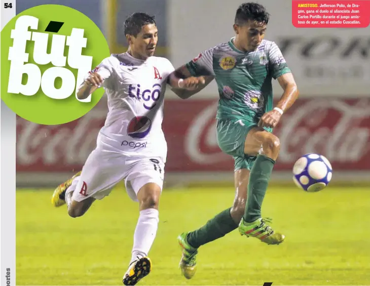  ??  ?? AMISTOSO. Jefferson Polío, de Dragón, gana el duelo al aliancista Juan Carlos Portillo durante el juego amistoso de ayer, en el estadio Cuscatlán.