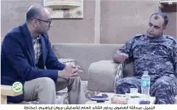  ??  ?? الزميل عبداهلل الغضوي يحاور القائد العام لألسايش جوان إبراهيم. (عكاظ)