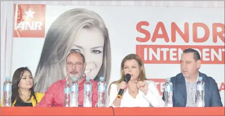  ??  ?? Rocío Abed, Justo Zacarías, Sandra McLeod de Zacarías y Javier Zacarías. El “clan” investigad­o por lavado de dinero.