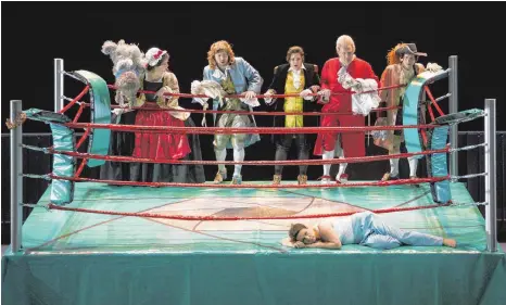  ?? FOTO: CHRISTOPH KALSCHEUER ?? Das Regieteam um Intendant Jossi Wieler wagt den Spagat: Der Wettkampf um Ginevra wird in einem Boxring ausgetrage­n, während die Kostüme vom Barock inspiriert sind.