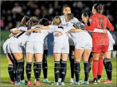  ?? ?? Las jugadoras del Real Madrid, concentrad­as.