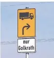  ?? FOTO: FÜSSER ?? Schilder fordern Lkw-Fahrer dazu auf, Golkrath zu umfahren.