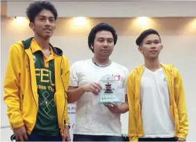  ??  ?? TINANGGAP nina FEU chess team Board 1 player National Master John Merill Jacutina (kaliwa) at Board 2 player Istraelito Rilloraza ang premyo mula kay tournament organizer Fide Master Nelson “Elo” Mariano II (gitna).