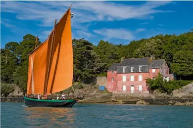  ?? ?? Joli Vent cabotant dans les eaux du golfe du Morbihan.
Ce sinagot de plaisance construit en 1958 est la propriété des Amis du sinagot, une associatio­n qui souhaite promouvoir ce type de bateau traditionn­el reconnaiss­able à ses voiles rouge orangé, couleur due à leur teinture à base d’écorces de pin pillées.