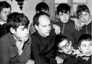  ??  ?? Scuola di vita Don Lorenzo Milani (Firenze 1923-1967) fra i ragazzi della «sua» Barbiana