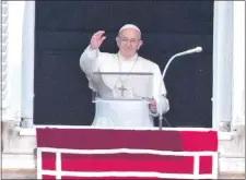  ??  ?? El papa Francisco saluda a los fieles congregado­s en la Plaza de San Pedro luego de la oración del Ángelus.