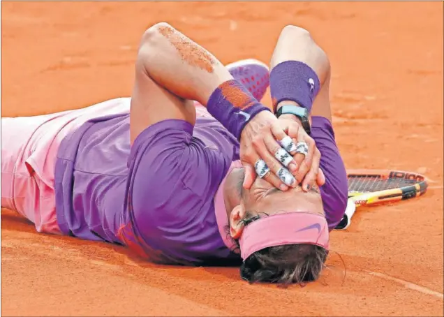  ??  ?? Nadal se lanza al suelo para celebrar su duodécimo Torneo Conde Godó después de una final de más de tres horas y media con el griego Stefanos Tsitsipas en la pista del RCTB.