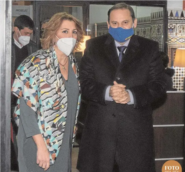  ??  ?? Susana Díaz y José Luis Ábalos, ayer tras la entrevista que mantuviero­n en la sede del PSOE andaluz
