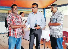  ?? Picture: SERAFINA SILAITOGA ?? Ministry of Sugar permanent secretary Yogesh Karan with canefarmer­s in Macuata.