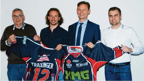  ?? Foto: Reinhold Radloff ?? Jetzt steht es fest, wer in der kommenden Saison neuer Eishockey Trainer beim EHC Königsbrun­n wird: Alexander Wedl (Dritter von links). Mit ihm freuen sich auf die schwie rigen Aufgaben (von links) Willi Bertele, Marc Streicher und (rechts) Tim Bertele.