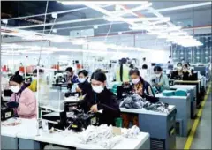  ?? KAMPONG SPEU ADMINISTRA­TION ?? Garment workers at a textile factory in Kampong Speu province’s Chbar Mon town in November.